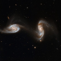 ハッブル望遠鏡がとらえた、かすかにつながる銀河のペア「Arp 240」