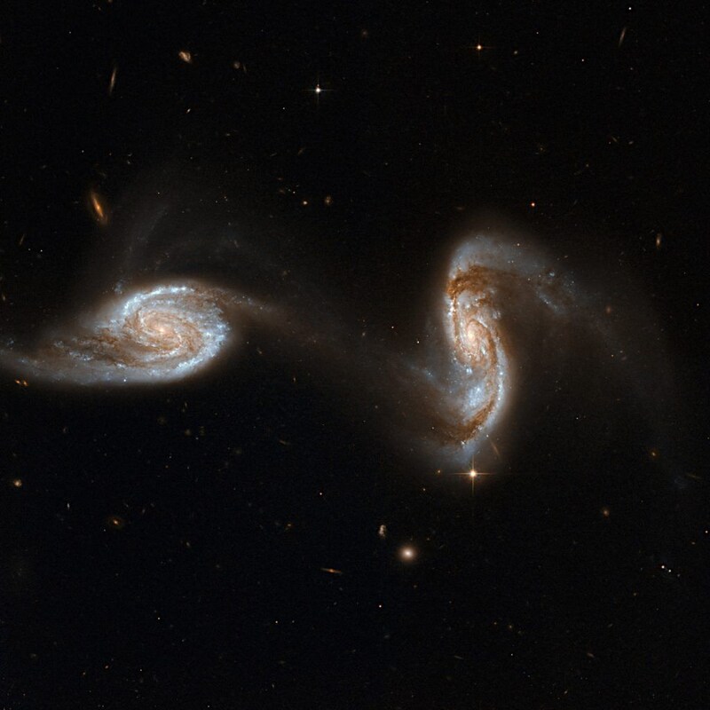 ハッブル望遠鏡がとらえた、かすかにつながる銀河のペア「Arp 240」