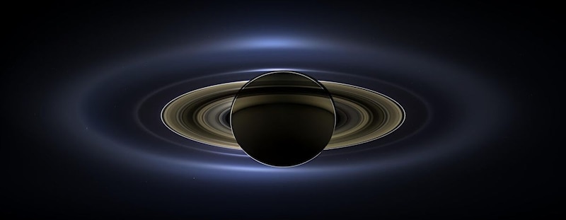 カッシーニ探査機が逆光でとらえた土星