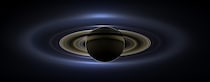 逆光が土星の淡いリングを浮かび上がらせた