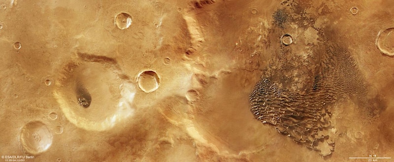 火星最古の地にあるクレーター　火星探査機マーズ・エクスプレスが撮影