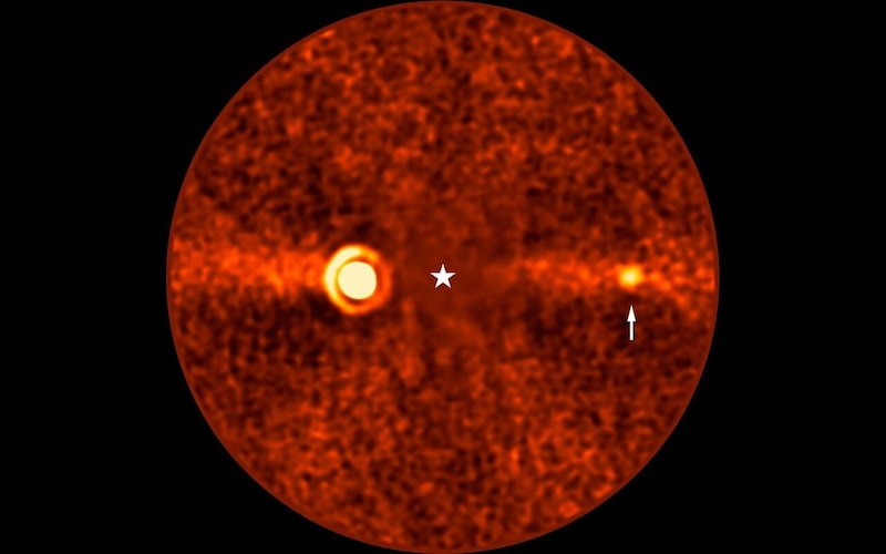 ESO（ヨーロッパ南天天文台）のVLT（超大型望遠鏡）で撮影した惑星「がか座ベータ星d」