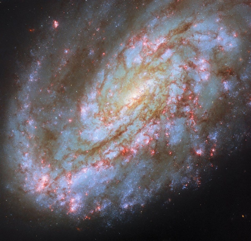 ハッブル宇宙望遠鏡がとらえた中間渦巻銀河NGC 4654