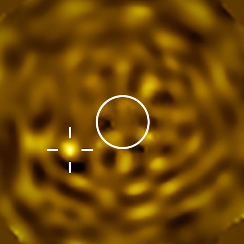 ベテルギウスの伴星とみられる天体(十字線)。Image Credit: ESO/M. Montargès et al.