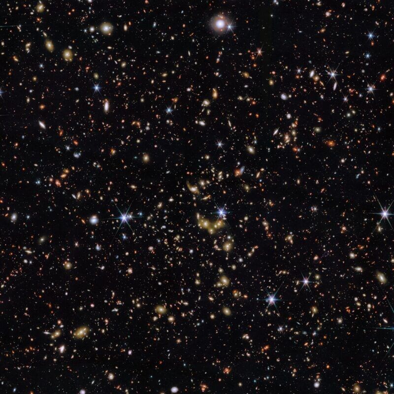ジェイムズ・ウェッブ宇宙望遠鏡などがとらえた銀河の饗宴