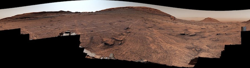 火星探査車キュリオシティがとらえた、ハチの巣状の構造に覆われた火星の大地の360度パノラマ。