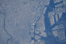 ISS（国際宇宙ステーション）から超望遠レンズで撮影された東京23区南西部