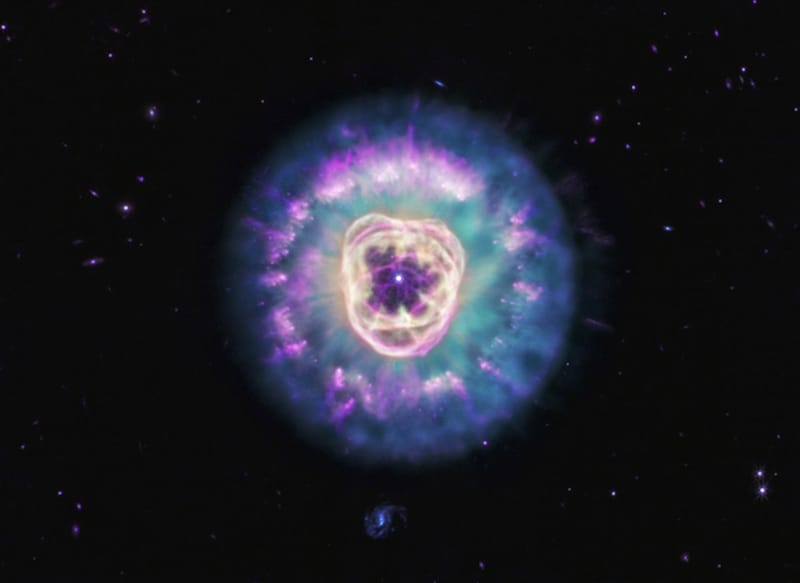 ジェイムズ・ウェッブ宇宙望遠鏡がとらえた、「ライオン星雲」とも呼ばれる惑星状星雲NGC 2392。MIRI（中間赤外線装置）で撮影。