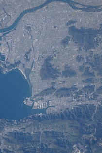 ISS（国際宇宙ステーション）から超望遠レンズで撮影された和歌山市付近