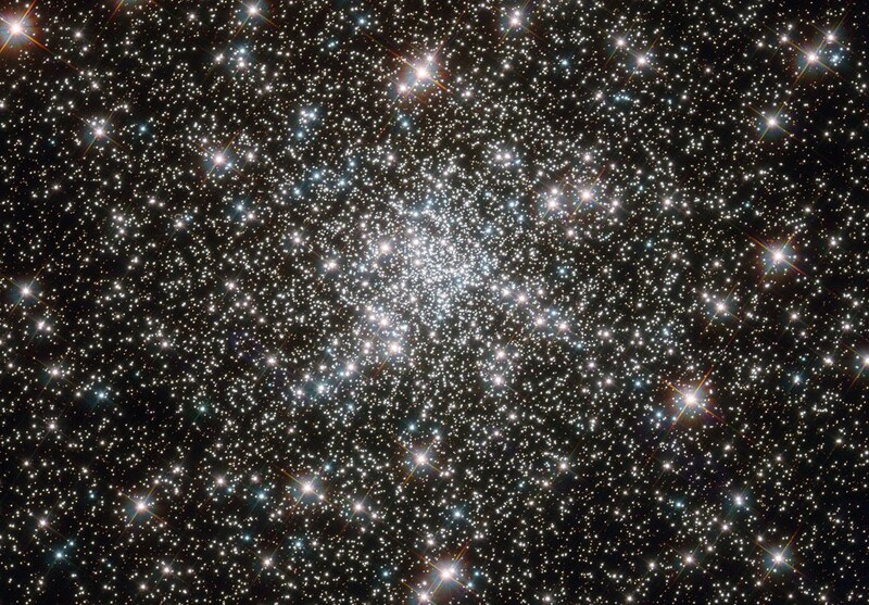 くじゃく座の球状星団NGC 6752 ハッブル宇宙望遠鏡が撮影
