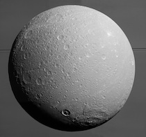 カッシーニ探査機が17万kmの距離からとらえた土星の衛星ディオーネ