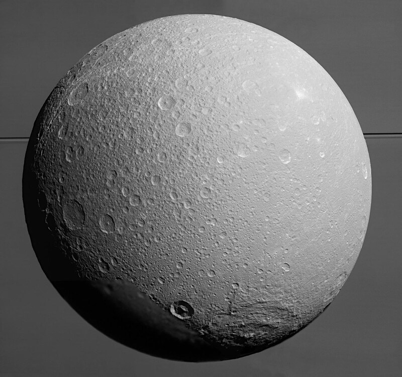 カッシーニ探査機が17万kmの距離からとらえた土星の衛星ディオーネ