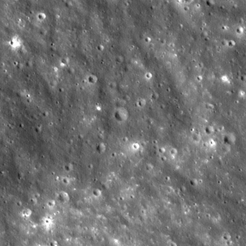 ファルコン9ロケット上段の衝突によって新たに形成されたクレーター。形成前後の画像を示したもの。ルナー・リコネッサンス・オービターが撮影。