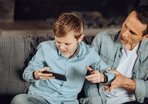 子どものスマホ依存が増えてるって本当？スマホ依存の現状と子どもに及ぼす影響について精神科医飯島先生にお伺いしました。