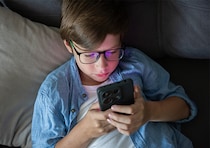 ブルーライトって悪いわけじゃないの？子どものスマホとの付き合い方について眼科医倉員先生にお伺いしました