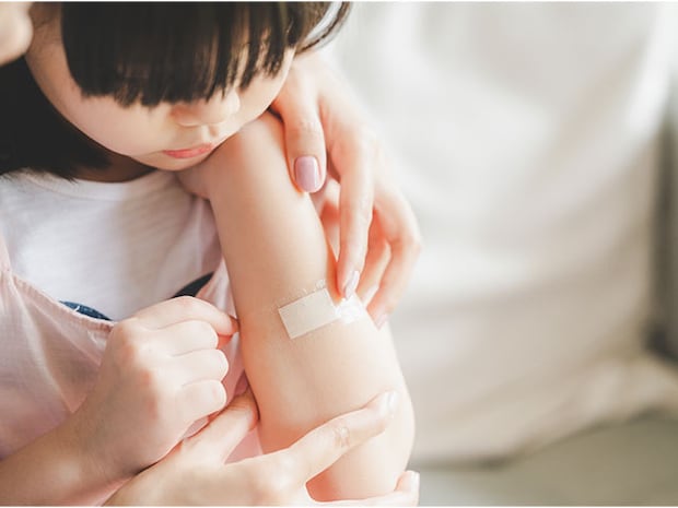 子どもがケガした時はどんなケアがいい？キズ口を乾かさないよう少し大きめな絆創膏を選ぶことがポイントです