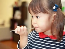 子どもの「遊び食べ」はなぜ起こる？悩んだ時の対処法を小児外科専門医竹内先生にお伺いしました