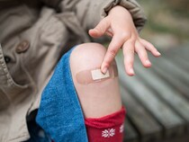 子どものケガにはどんな絆創膏があればいい？サイズや種類別におすすめを紹介します