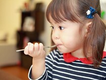 子どもの「遊び食べ」はなぜ起こる？悩んだ時の対処法を小児外科専門医竹内先生にお伺いしました