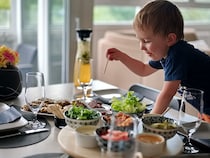子どもの遊び食べはなぜ起こるの？対策についてクリニック院長の寺井先生にお伺いしました
