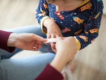 小さなケガは絆創膏を貼らなくていい？対処法についてクリニック院長の中澤先生にお伺いしました