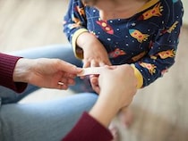 小さなケガは絆創膏を貼らなくていい？対処法についてクリニック院長の中澤先生にお伺いしました