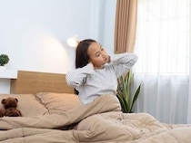 子どもが寝違えたら何科に行けばいい？受診の目安をクリニック院長中谷創先生に伺いました