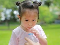 【医師監修】子供の熱中症対策における経口補水液・塩タブレットの適切な活用法と水分補給の注意点