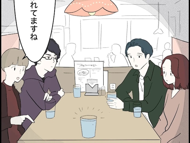 誰もいない席に置かれた水。まるで話をする仲間たちとは別に何かがいるみたい【コワい体験談１０】