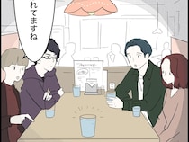 誰もいない席に置かれた水。まるで話をする仲間たちとは別に何かがいるみたい【コワい体験談１０】