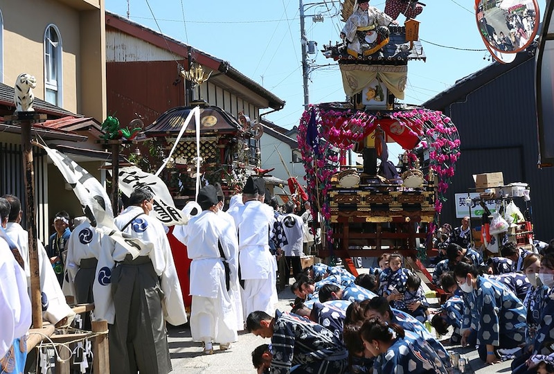 神輿に頭を下げる三熊野神社大祭神輿渡御