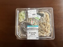 セブンの「ざるそば」が予想以上にウマい!!  なぜだろうと容器をひっくり返してみたら「これは！」となった