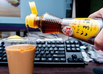 【えっ？】かどや製油、驚異的なミルクコーヒーの飲み方を公開!! ごま油+ミルクコーヒーは本当にうまいのか？