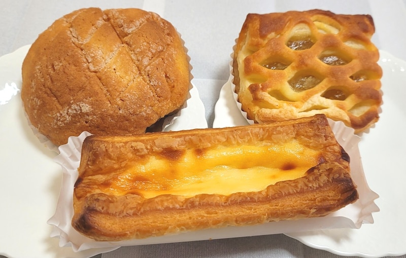 ファミマが “オモテとウラで味が違うパン” を3種新発売 /「メロンパン・チーズケーキ・アップルパイ」と「クイニーアマン」が合体した結果を食べ比べてみた