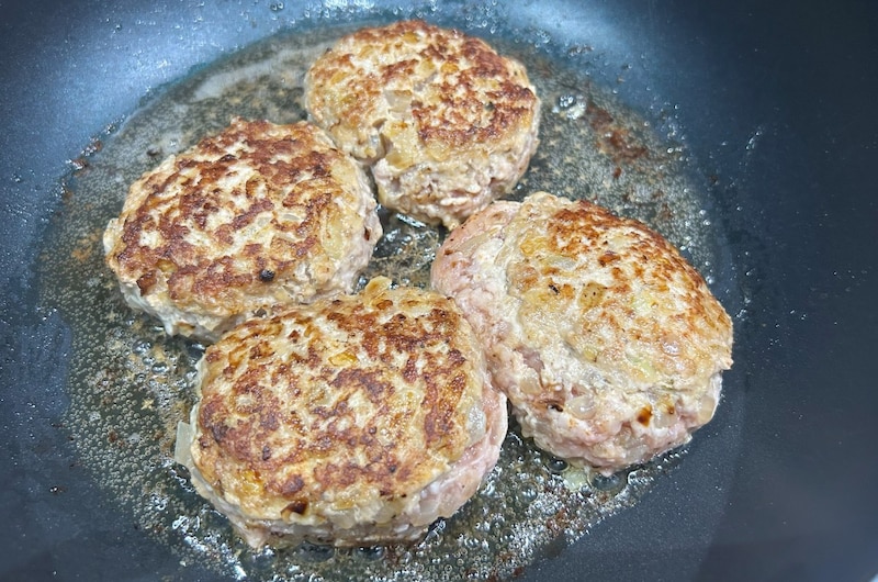 ココスの期間限定メニューが美味しすぎたので自宅で再現してみた結果…『きのこと燻製ベーコンのクリーム包み焼きハンバーグ』