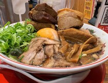 【大盛況のオープンから3ヶ月後】大量閉店した天一の後に登場したラーメン店に行ったら、ギャグみたいな肉盛りラーメンを売ってて笑った