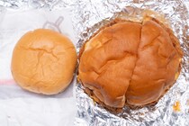 【コメダ新作】メンチバーガーがデカすぎる / 新作のバーガー、シロノワール、パフェで固める最新の “初心者セット” はいかが？