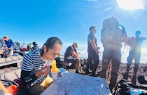 【最高峰のカップ麺】日本一高いところ（富士山頂）で、日本一高い(1000円）カップヌードルを食べてみたら…