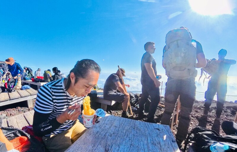 【最高峰のカップ麺】日本一高いところ（富士山頂）で、日本一高い(1000円）カップヌードルを食べてみたら…