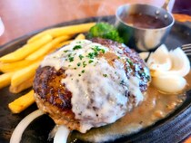 さわやか信者がロイヤルホストで初めて「黒×黒 ハンバーグ」を食べてみたところ…おのれの未熟さを恥じた