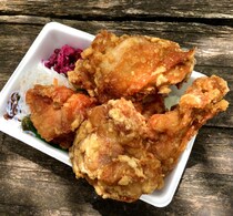 500円で釣りがくる！ 板橋区「大黒屋」の唐揚げ弁当はボリューム抜群!! 大口開けて唐揚げに喰らいつけ！
