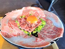 ユッケをレア肉で巻いて食う!? ユッケ専門店「合法ユッケ かたまり」で究極の生肉体験をしてきた / 京都府・三条