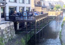 【知ってた？】京都の『スタバ』では夏の風物詩「納涼床」が楽しめる！ しかも席料フリーやで!!