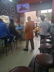 街が「治安部隊vsデモ集団」で厳戒態勢の中、ポテト屋の店員が教えてくれた安全対策は…【カンバ通信：第421回】