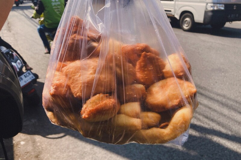【激安】これだけ入ってるのに約200円！ 揚げたて熱々の揚げパンを屋台で買ってみた / インドネシア通信