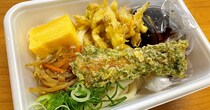 【朗報】丸亀製麺のテイクアウト専用『丸亀うどん弁当』のコスパが限界を突破していた！ 390円でうどん・天ぷら・玉子焼きがセットに!! 本日発売