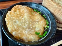 【丸亀製麺】栃木のご当地つけ汁「餃子風肉つけ汁」にのっている巨大な餃子の皮について / 皮がないとヤバい理由に気づいてしまった…