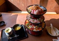 すしめん処大京の「海鮮タワー丼」は見た目もすごいけど、ターンテーブルでグルグル回せるんだぞ！