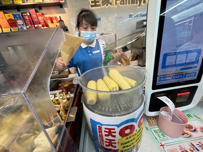 【現地レポ】中国のコンビニには「とうもろこし」が売ってるのだが、どういうワケか “ドゥルッ” としている件