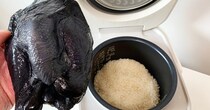 【衝撃】アメ横で “伝説の霊鳥” 烏骨鶏の肉を発見 →『真・中華一番！』風に炊き込みご飯を作ってみた結果……